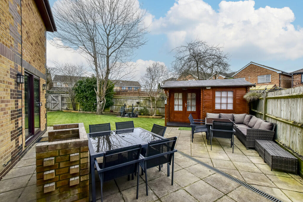 15 Alder Walk 8