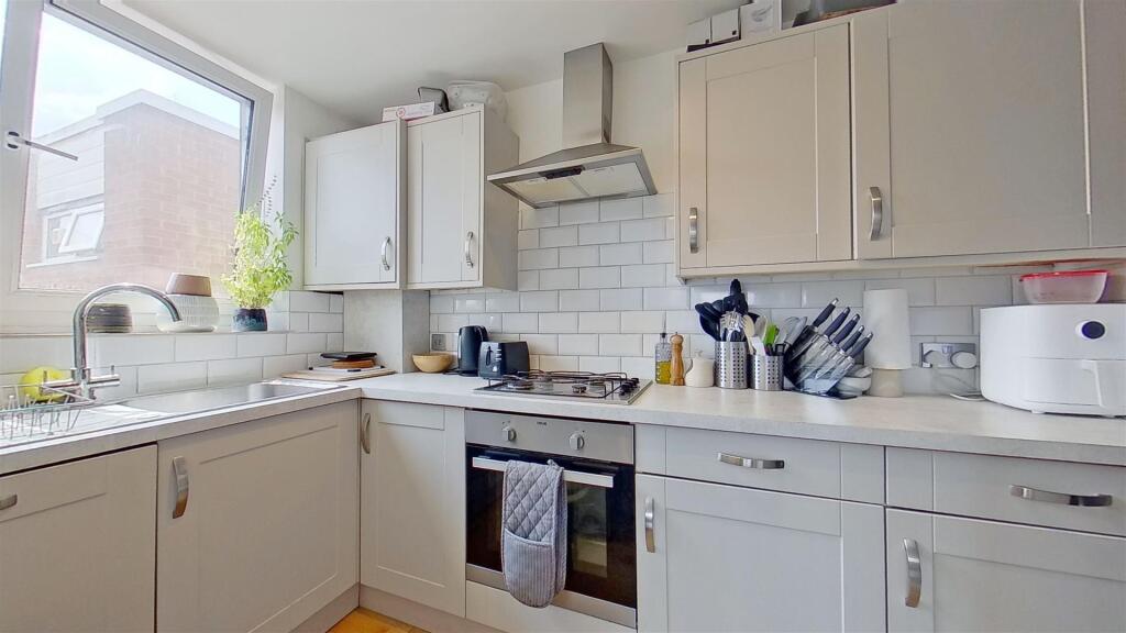 Kingham-Close-Earlsfield-SW18-06232023_081656.jpg