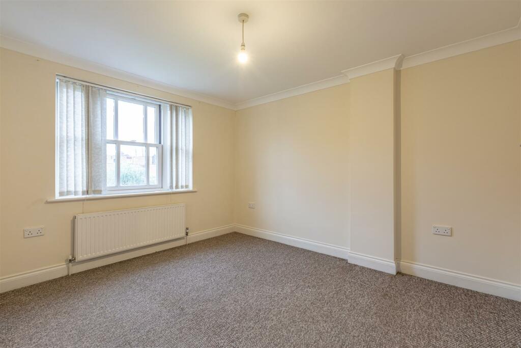 2a Burleigh Road, Addlestone, KT151pl - 12.jpg