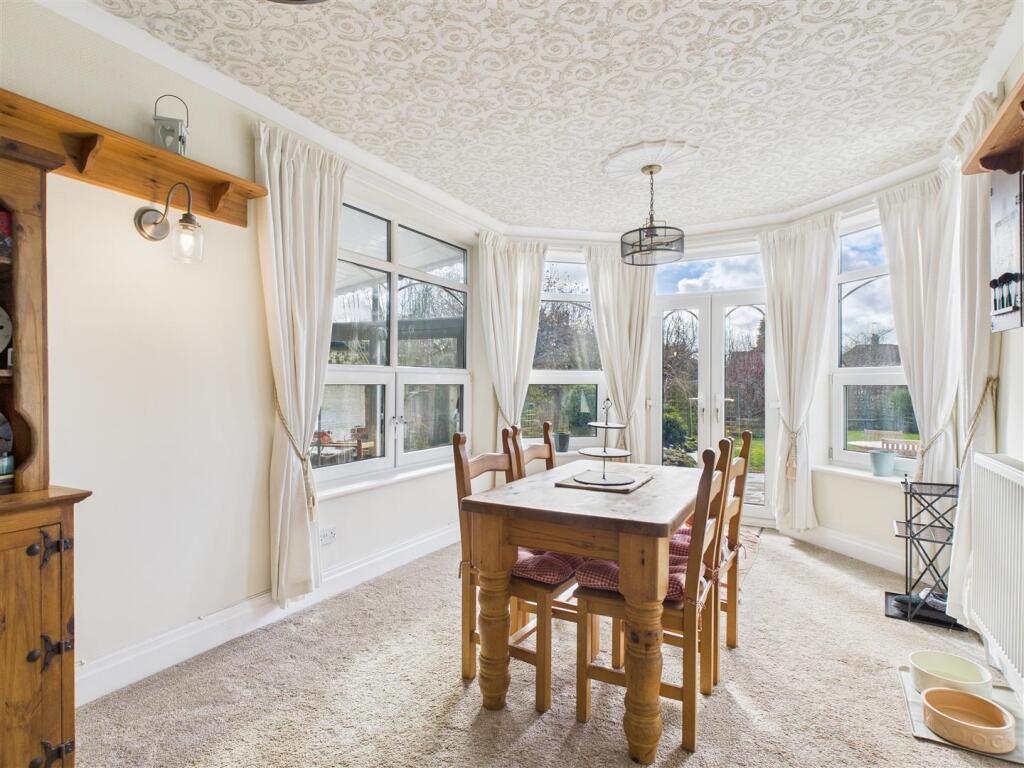 SITTING ROOM/ DINING AREA