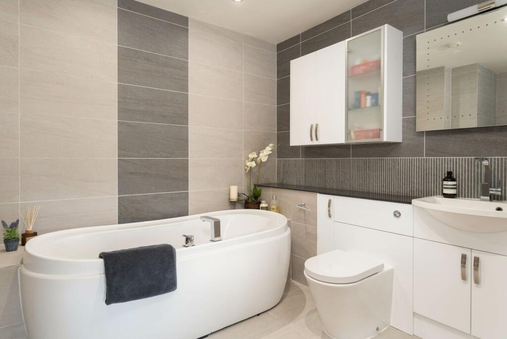 Principal Ensuite Bath/Shower Room