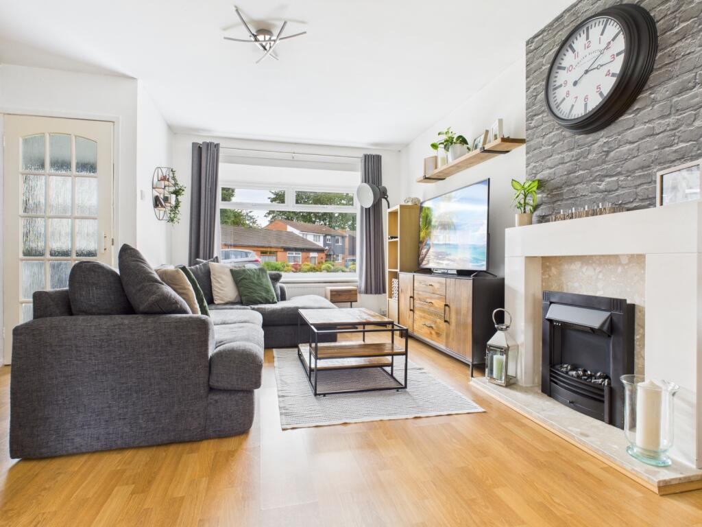 CAM03729G0-PR0152-STILL004