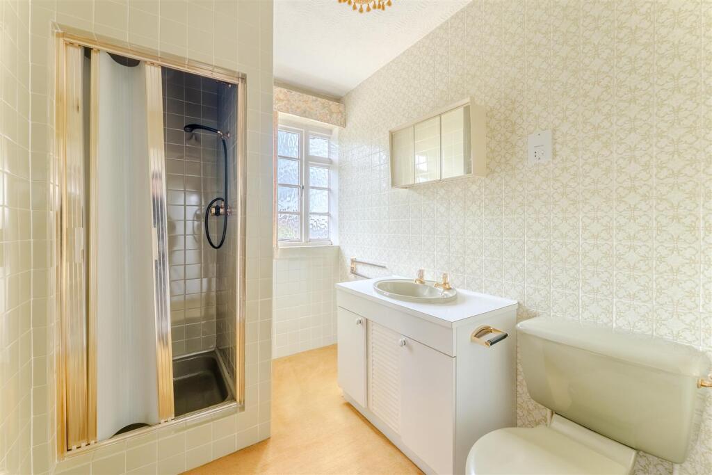 EN-SUITE SHOWER ROOM