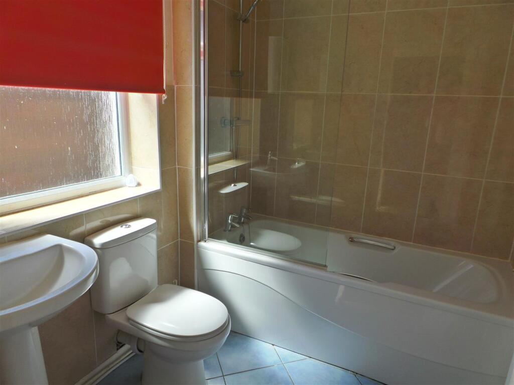 Lower Hillmorton Road 53 - Bathroom.JPG