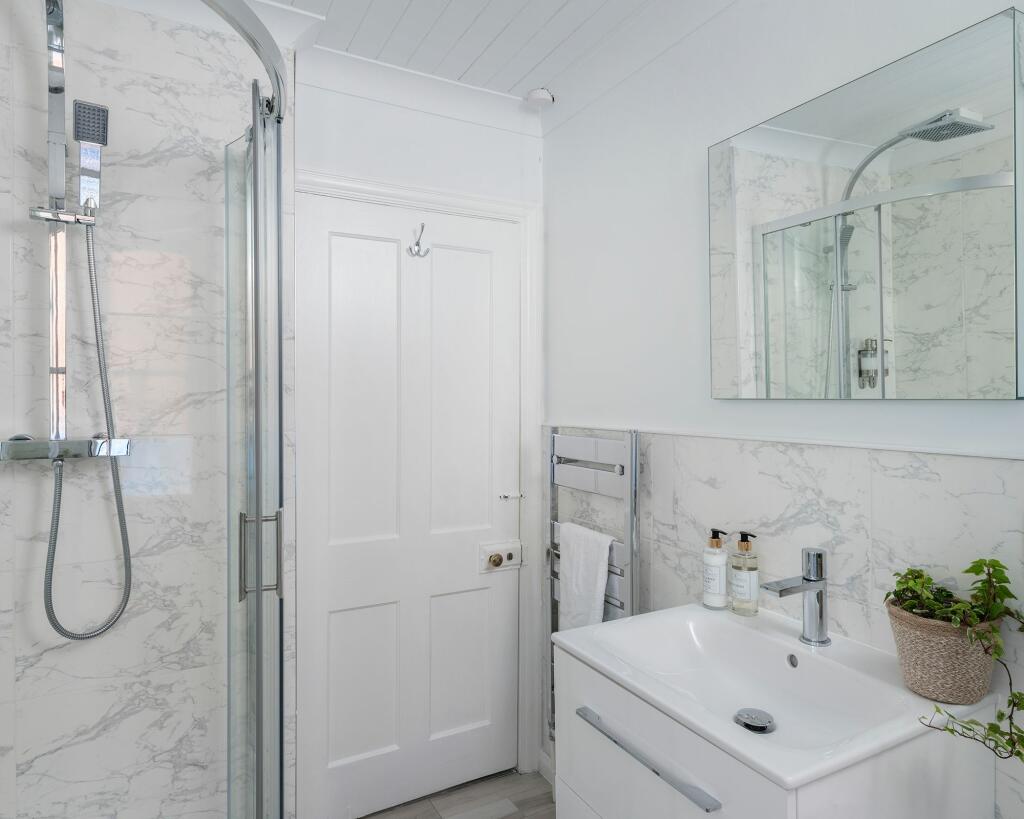 Family bathroom-18 Lower St - Dartmouth