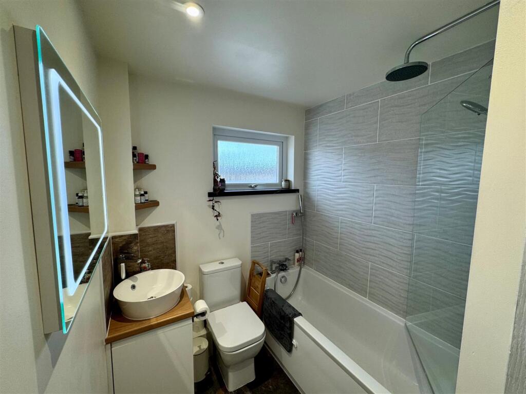 14 Bramble Close Bathroom