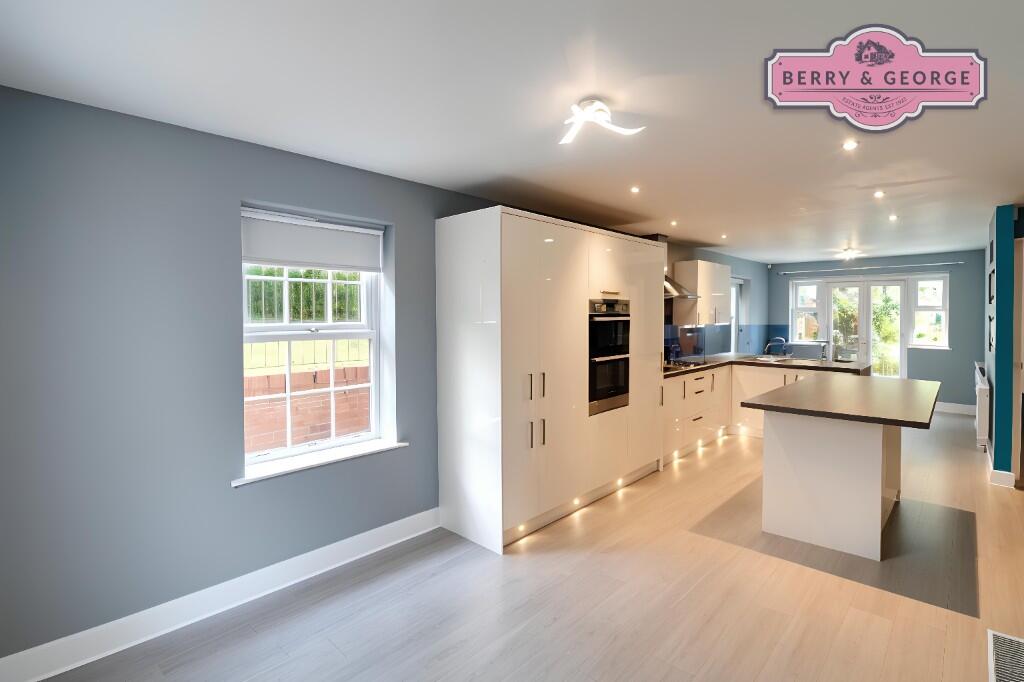 KITCHEN /DINING AREA