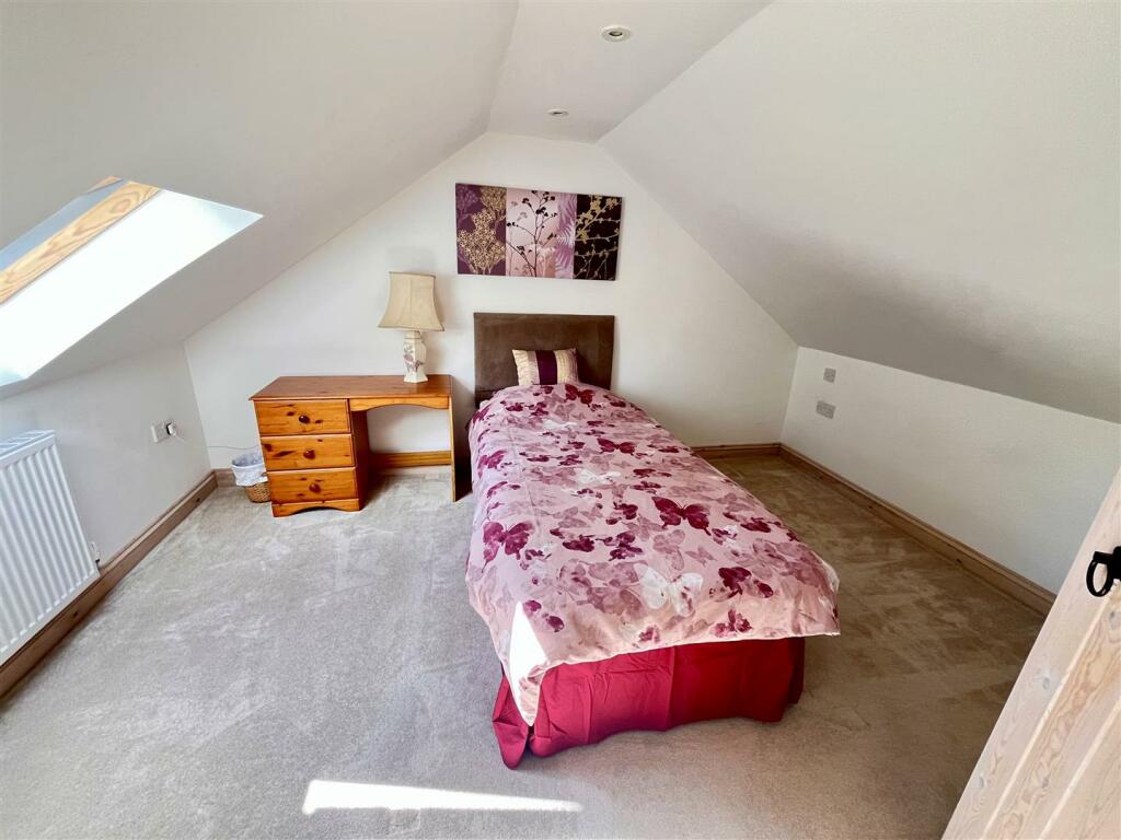 BEDROOM 2