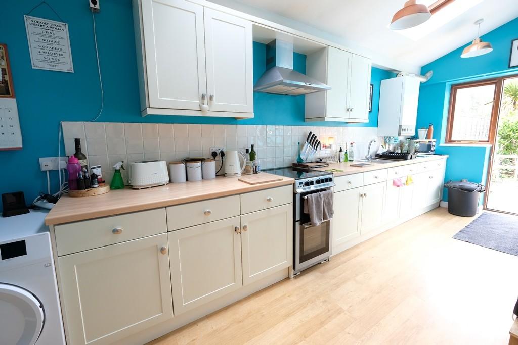 KITCHEN/BREAKFAST