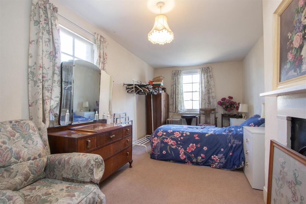 40 Chestnut Grove London SW12 8JB bedroom 1.jpg