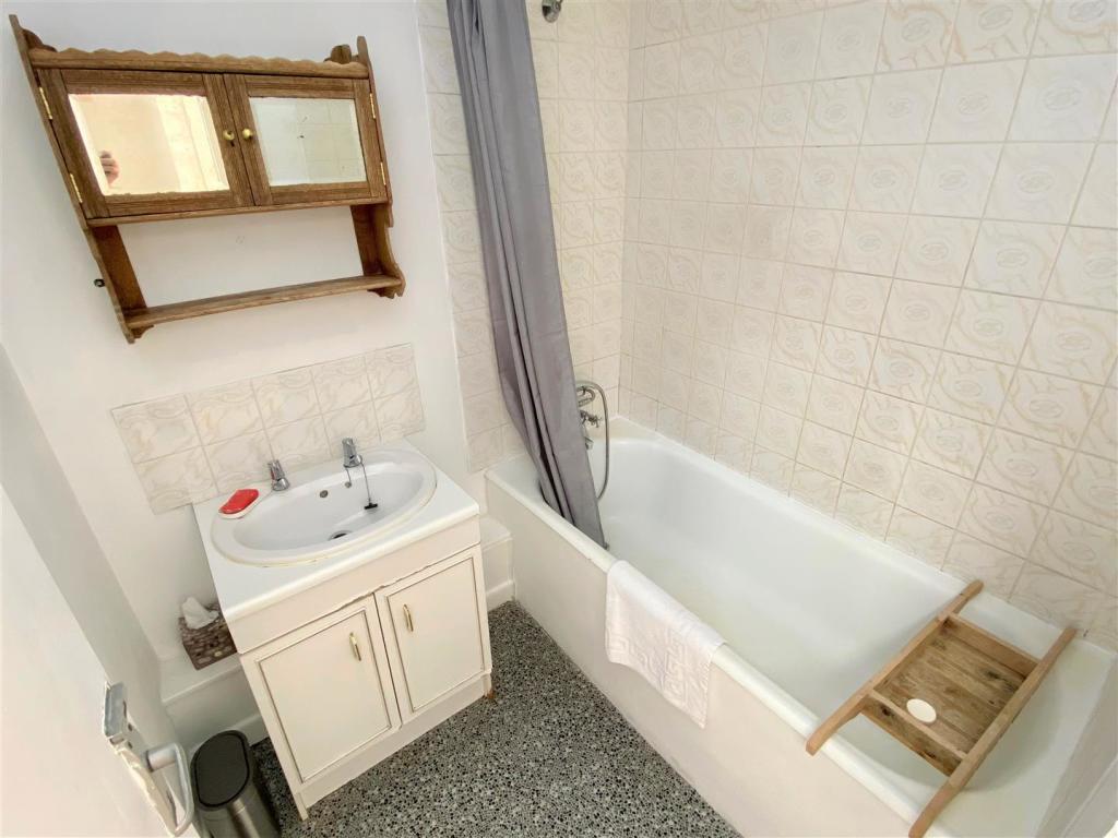 1 Farfield Place Bathroom