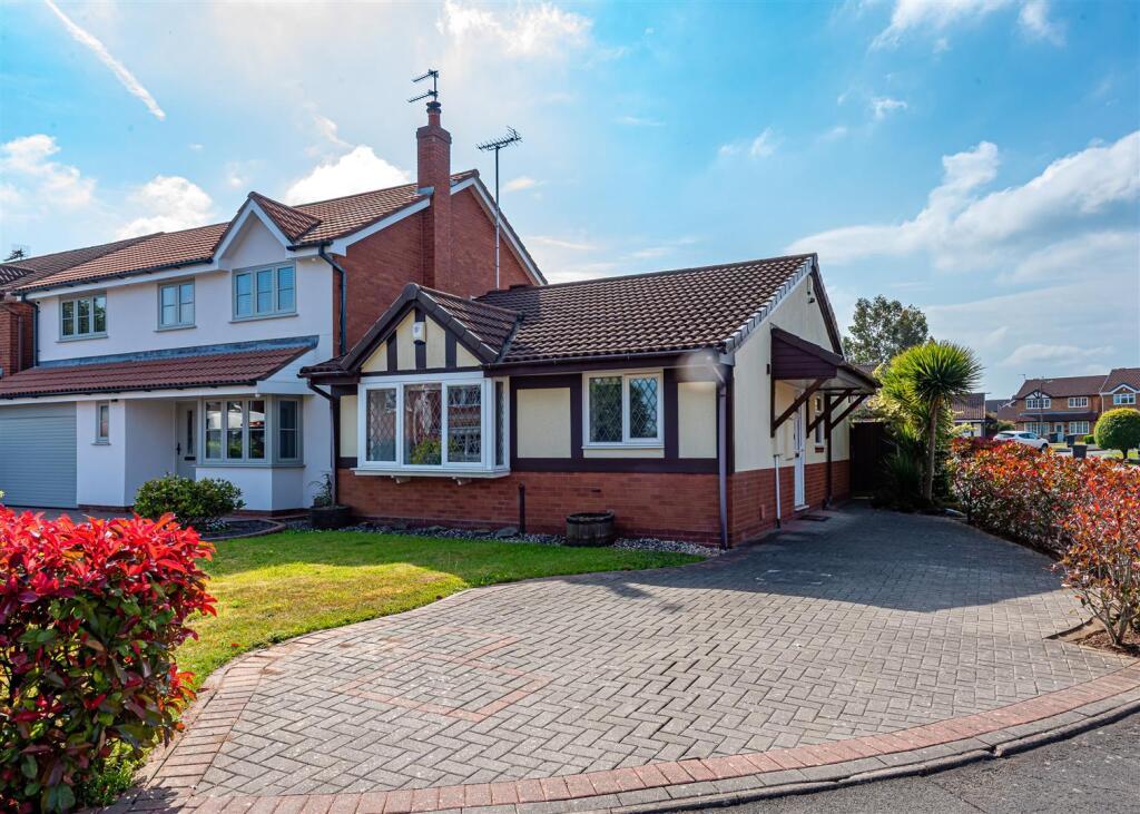 1 Oatlands Way-MAY25-front2.jpg