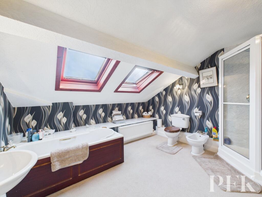 Bathroom (first floor)