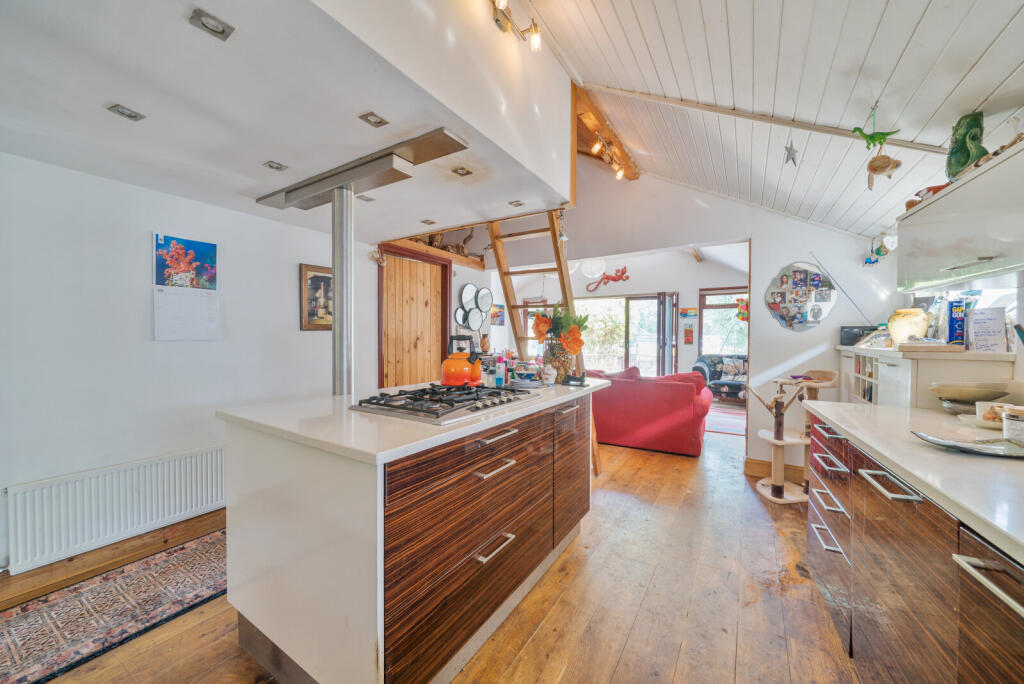 1304322-9-684afda...