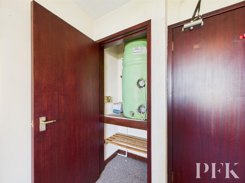 Tank / airing cupboard in bedroom 1
