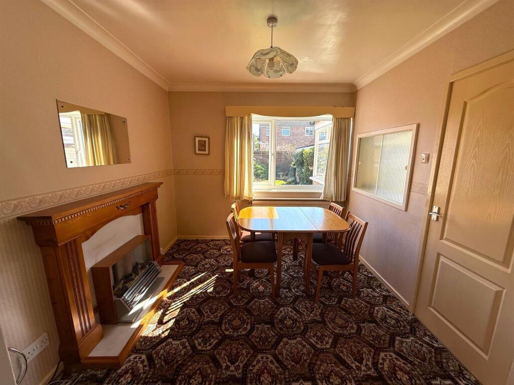 Dining room 1 .jpg