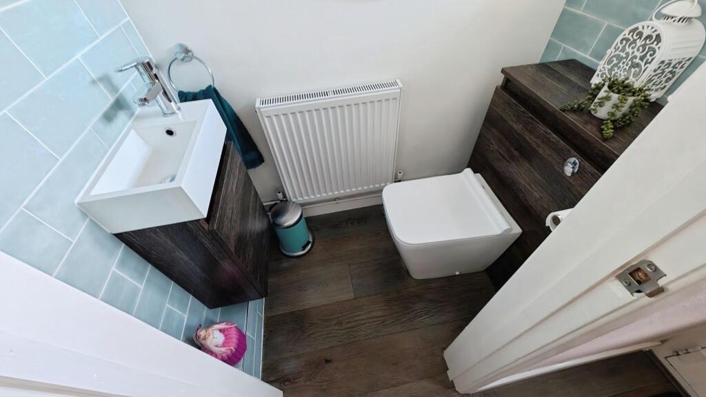 49 Cornwall Crescent cloakroom a.jpg