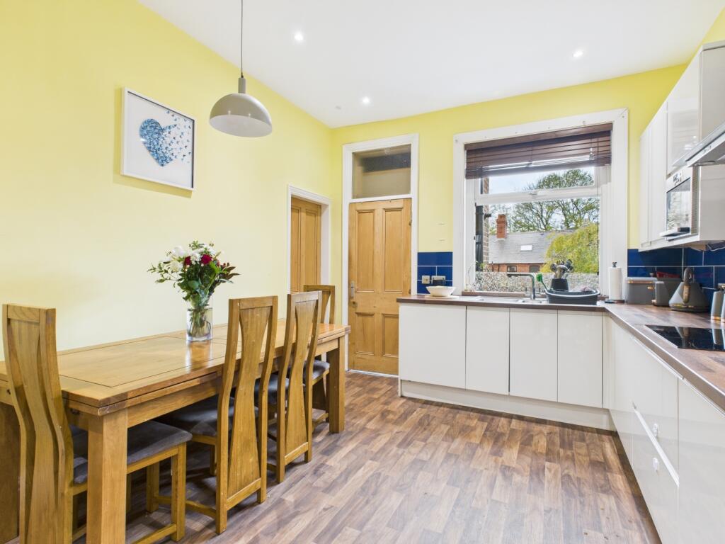 CAM03729G0-PR0165-STILL018