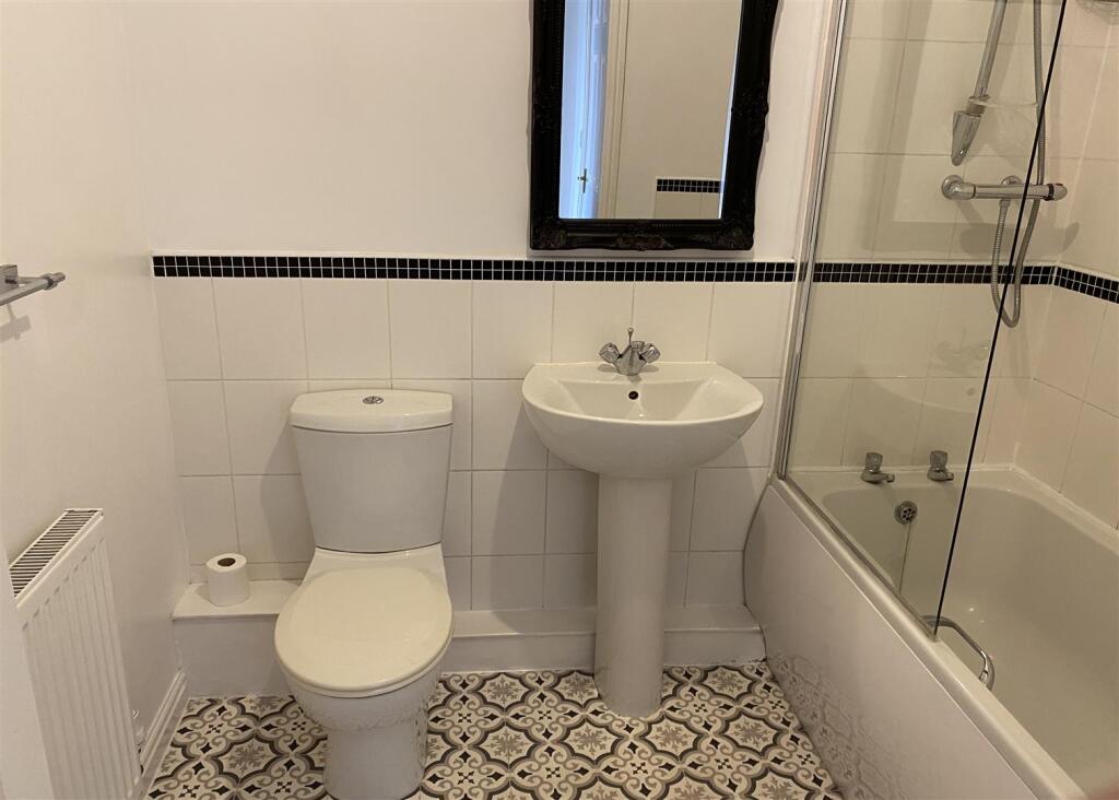 BATHROOM/WC