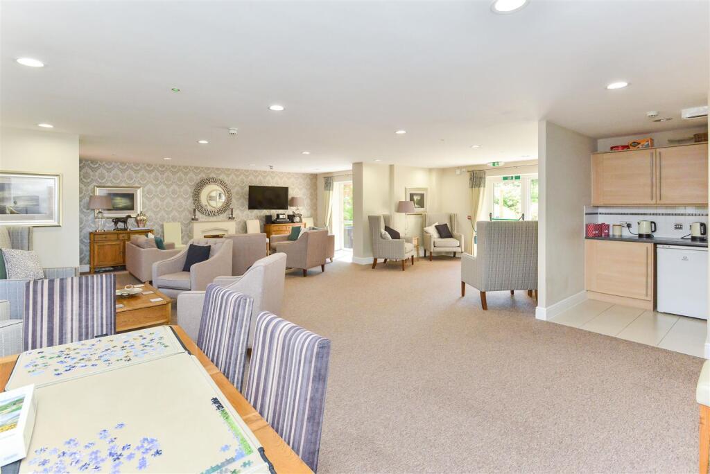 Homeowners lounge &amp; kitchenette.jpg