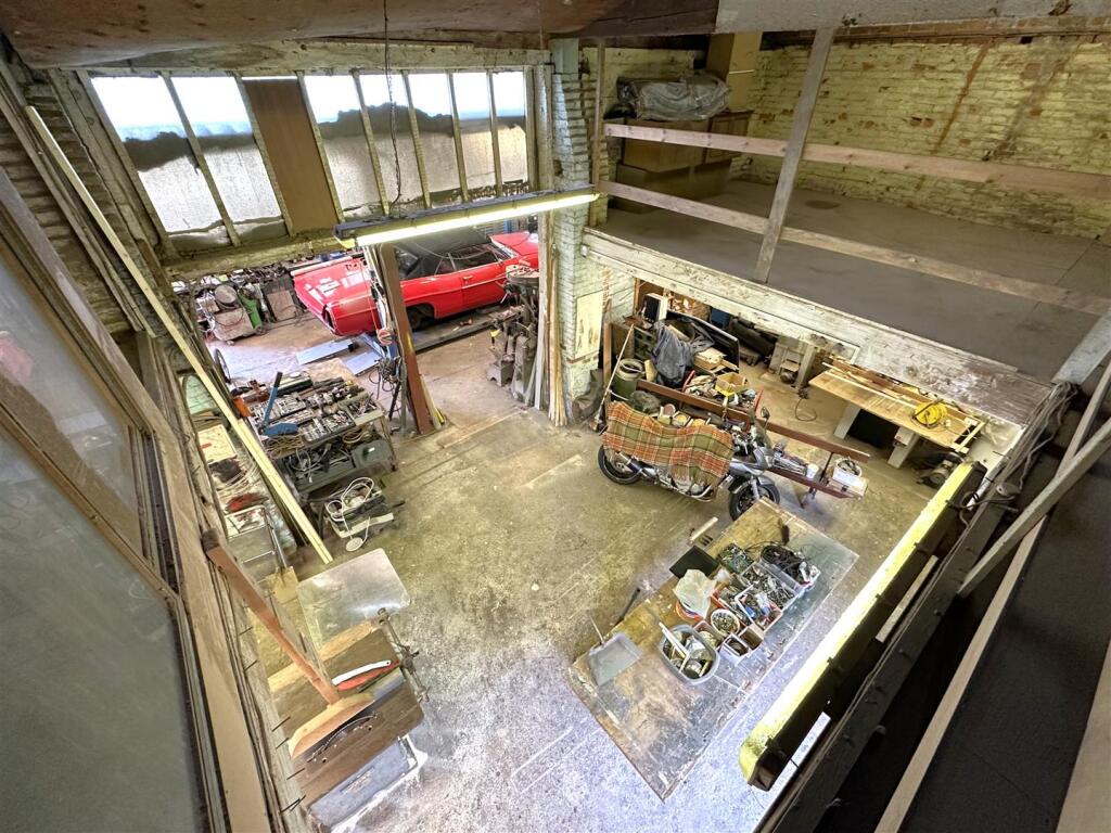 Mezzanine Space 031