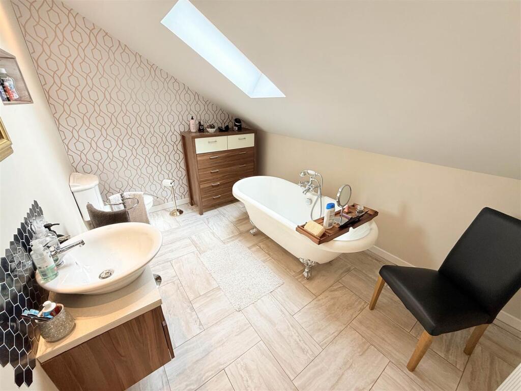 EN-SUITE BATHROOM