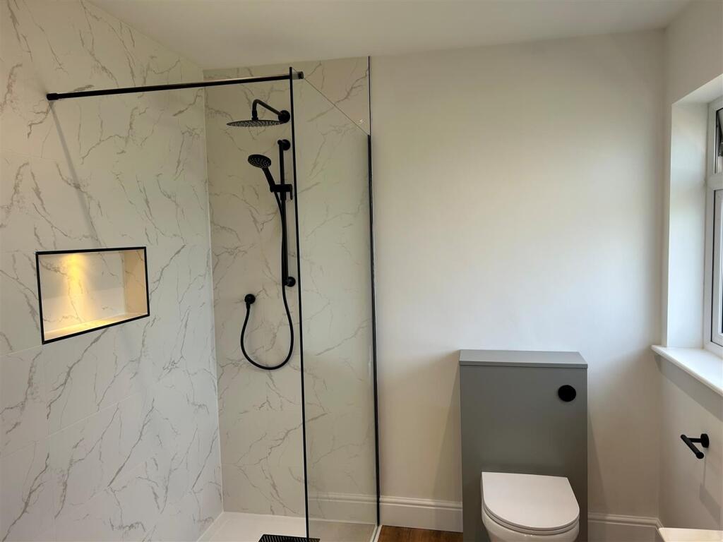 14 Selwyn Close ensuite.jpg