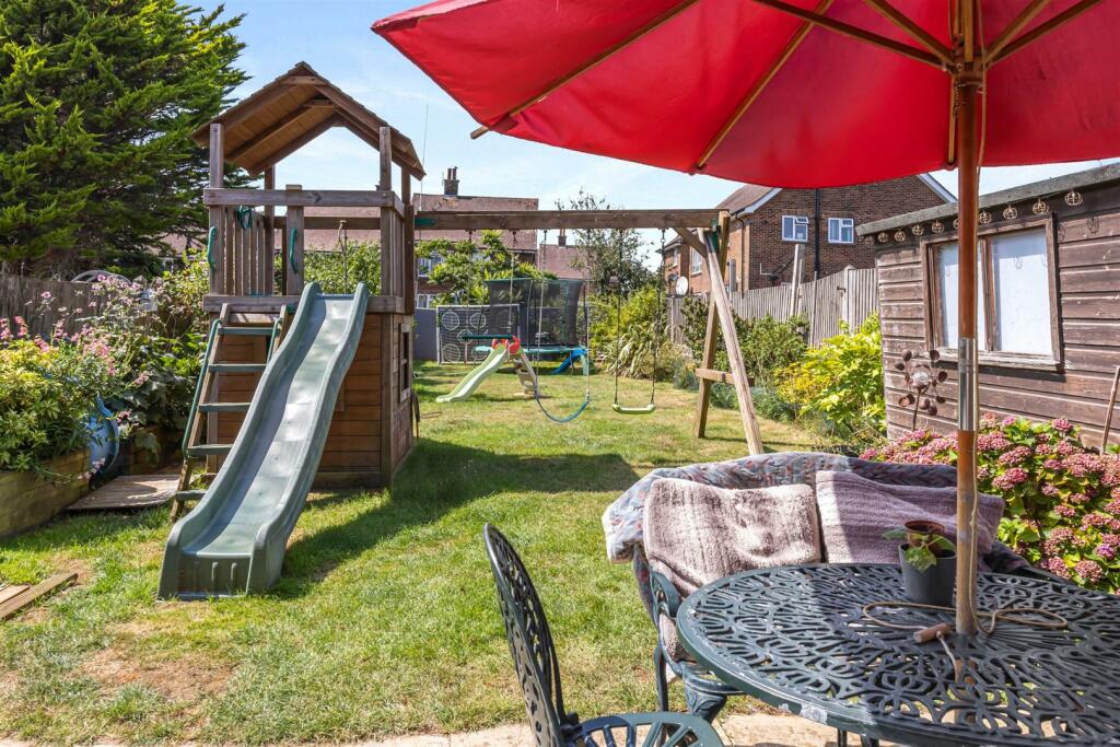 Amberley Drive 134 GARDEN 2.jpeg