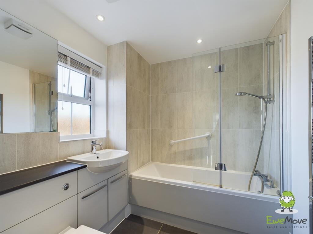 CAM03778G0-PR0156-STILL043