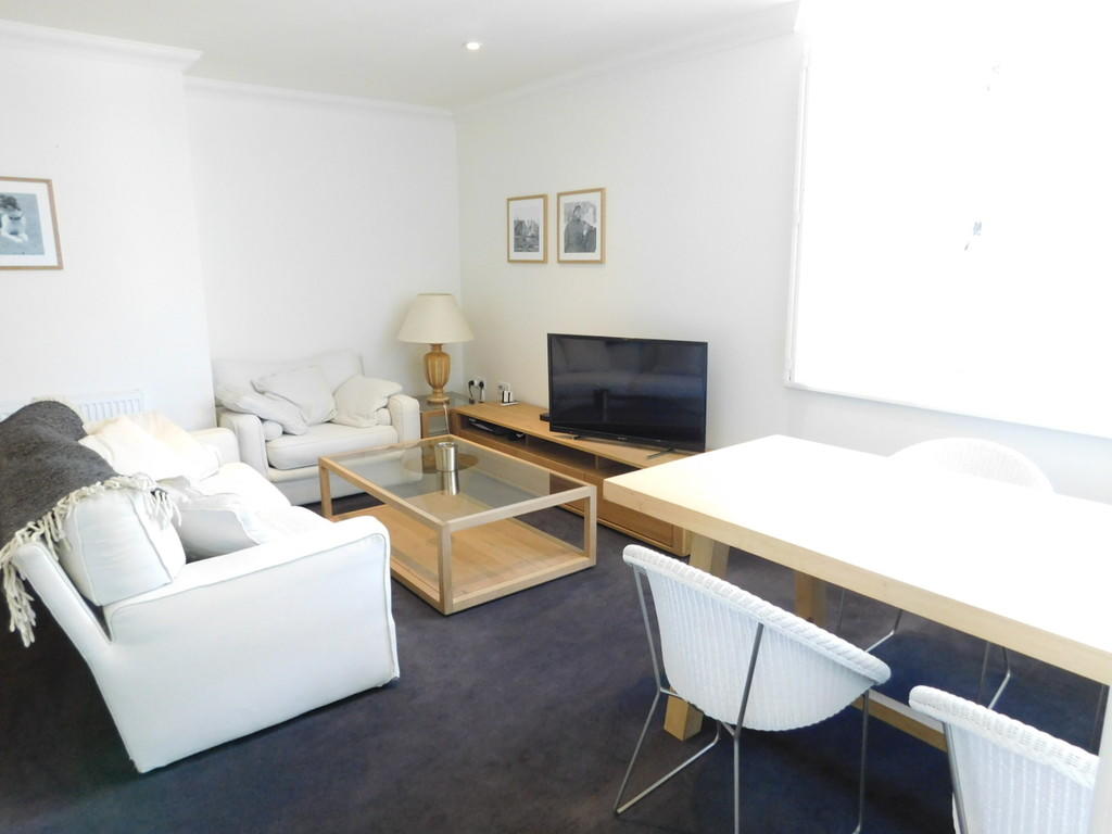 Lounge / Dining R...