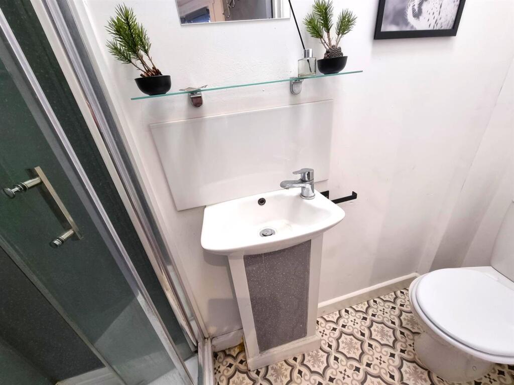 EN-SUITE SHOWER ROOM