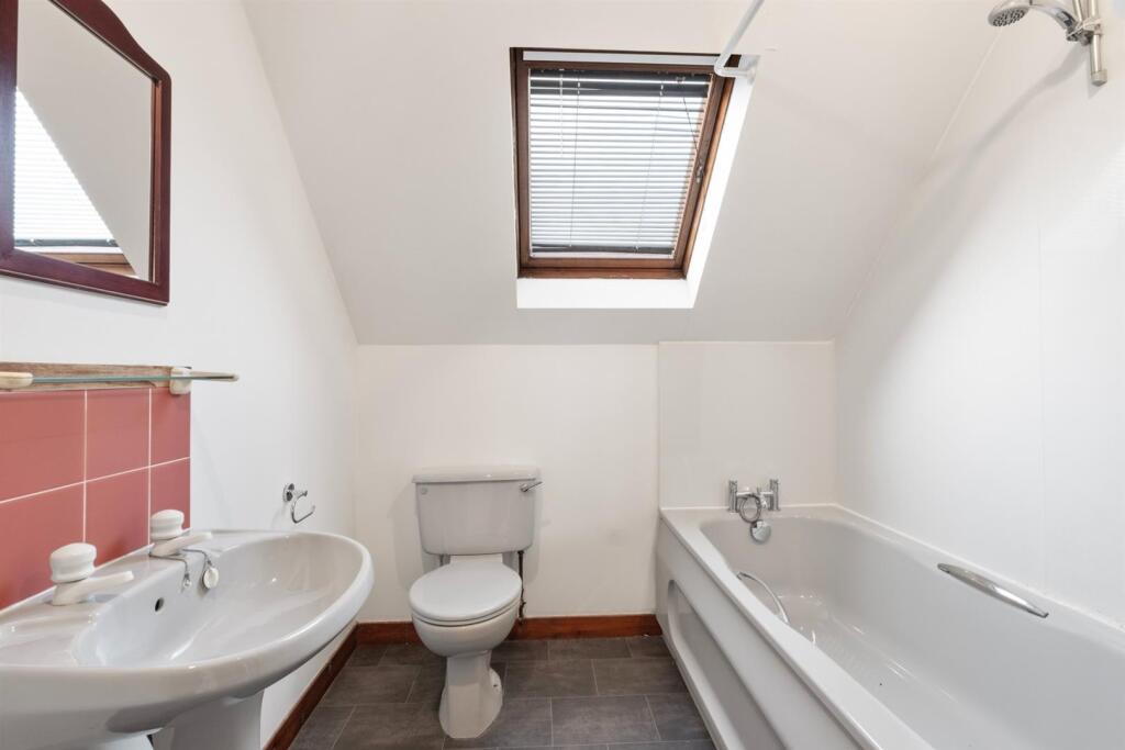 21 - Bathroom 1a.jpg