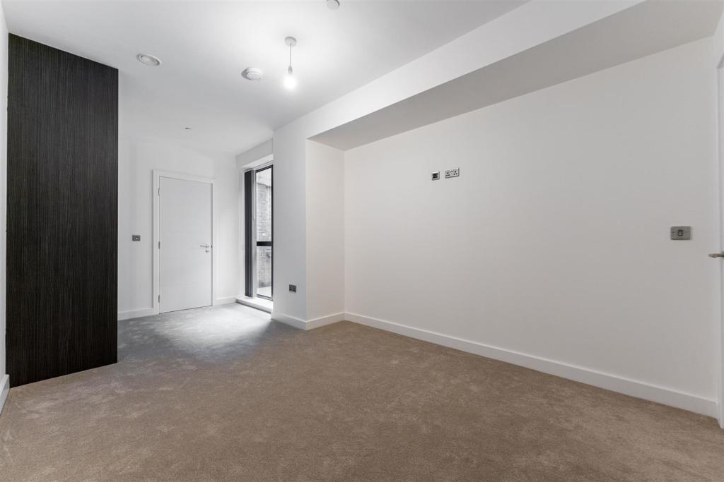 Apt. 4 LR - by Ralph Media Group 04027.jpg