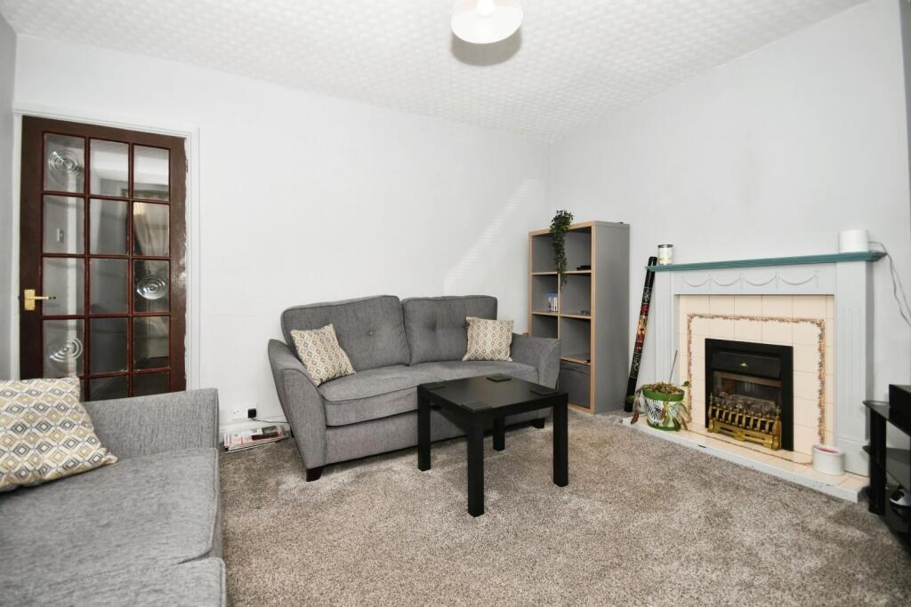 LOUNGE 02.jpg