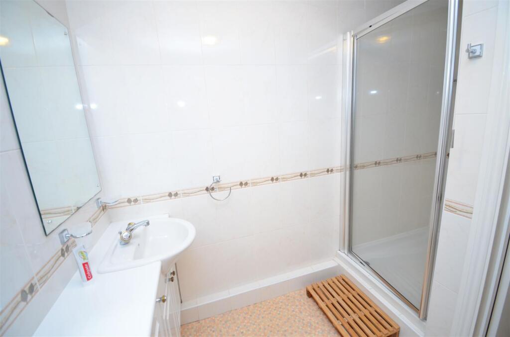 SHOWER ROOM (ANNEXE)