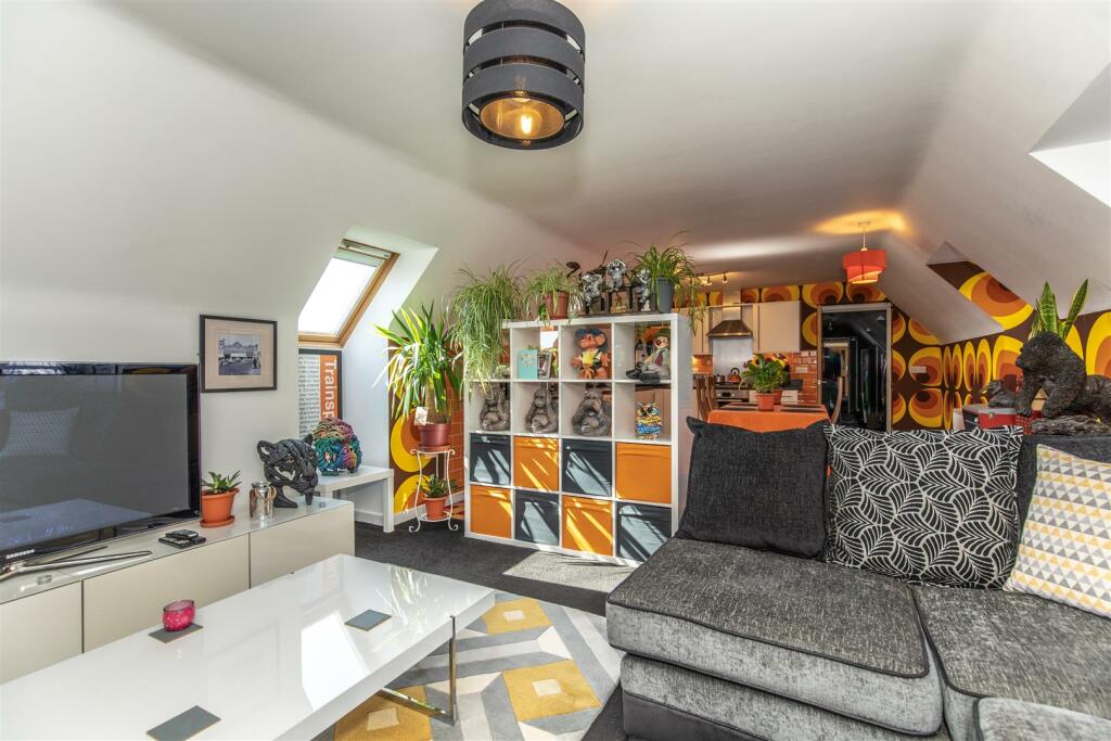 LOUNGE AREA