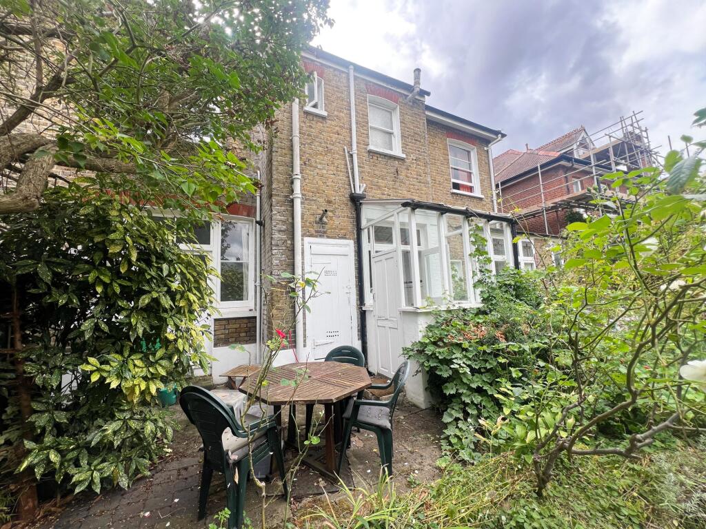 Aldersbrook Rd E12