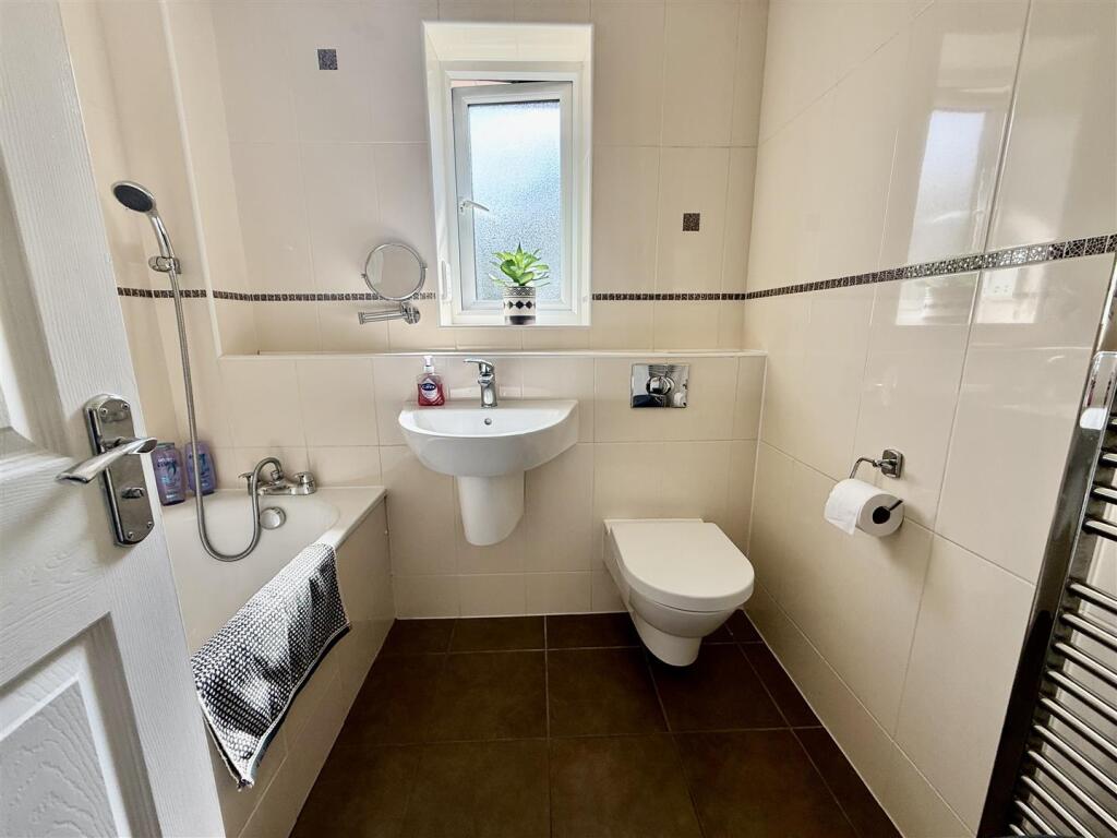 BATHROOM/WC