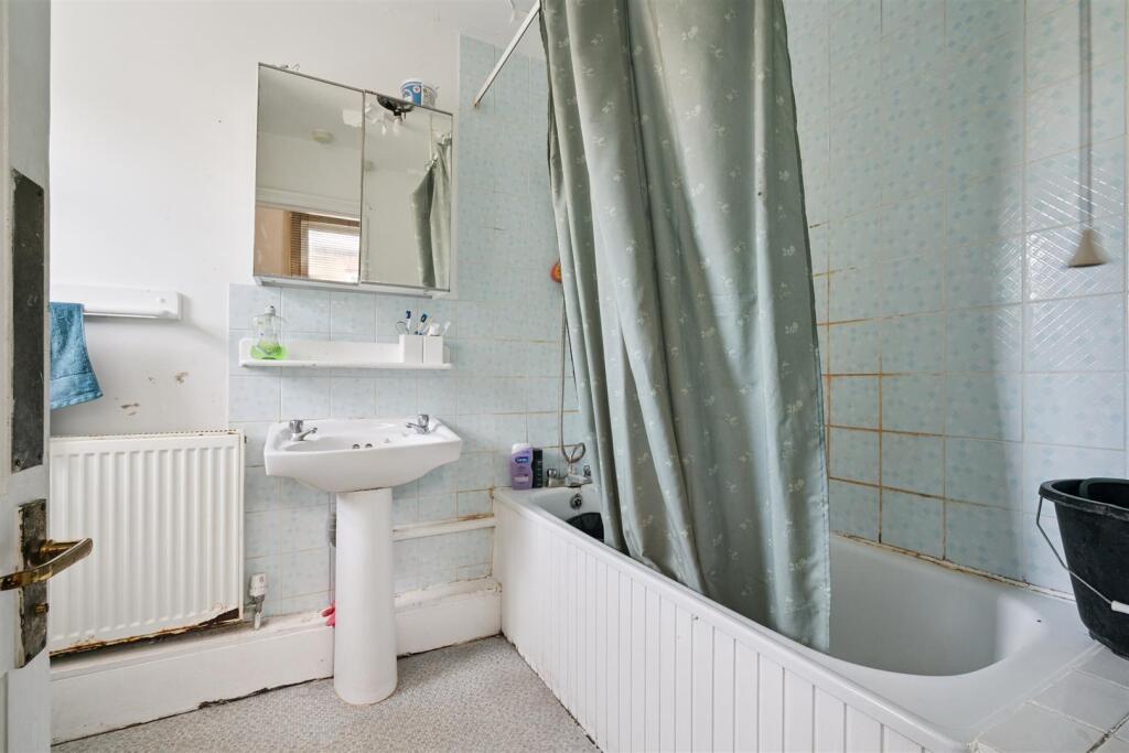 3a Brightwell Crescent SW17 bathroom.jpg