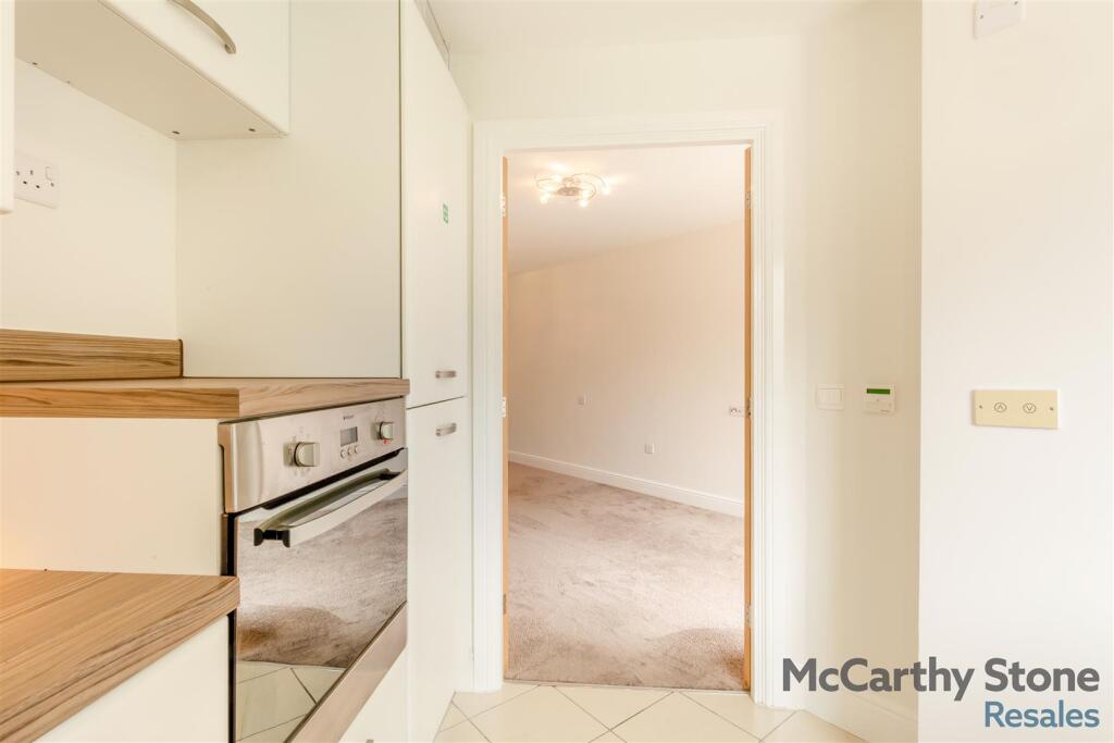 8657589-interior10.jpg