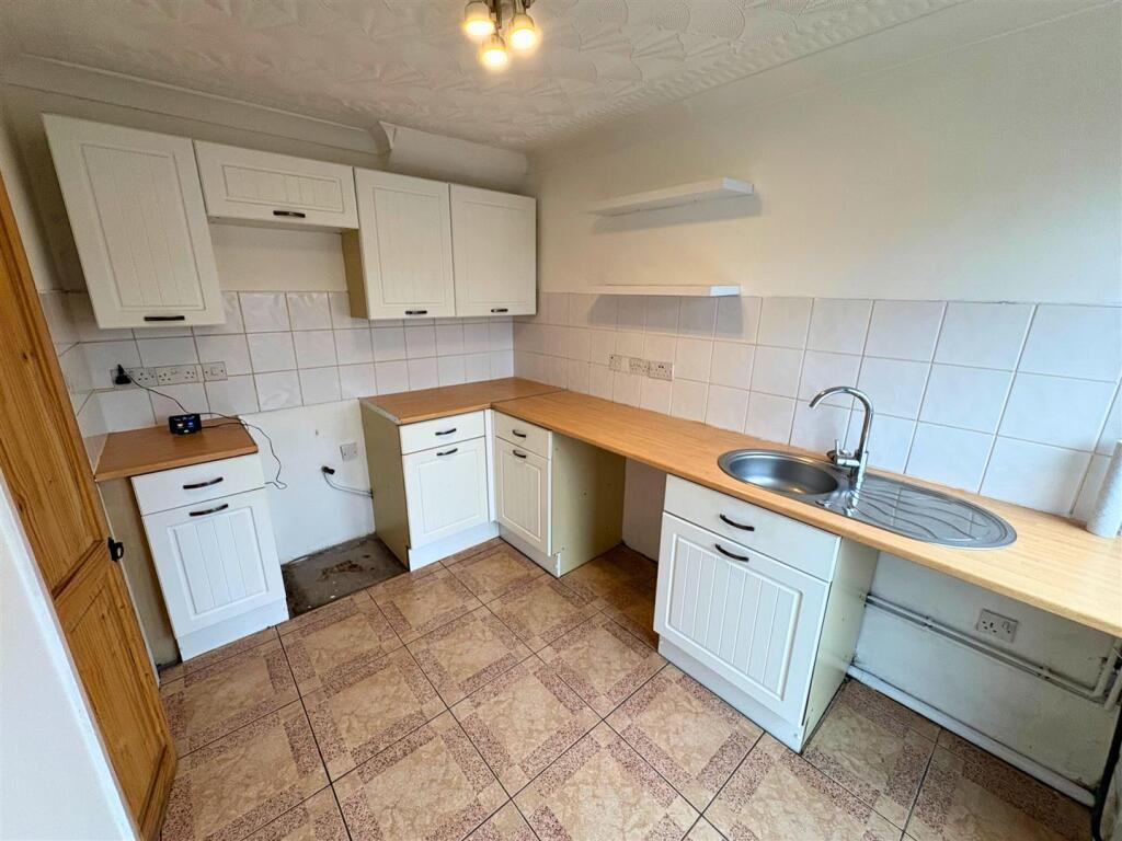 Kitchen a (edit).jpg