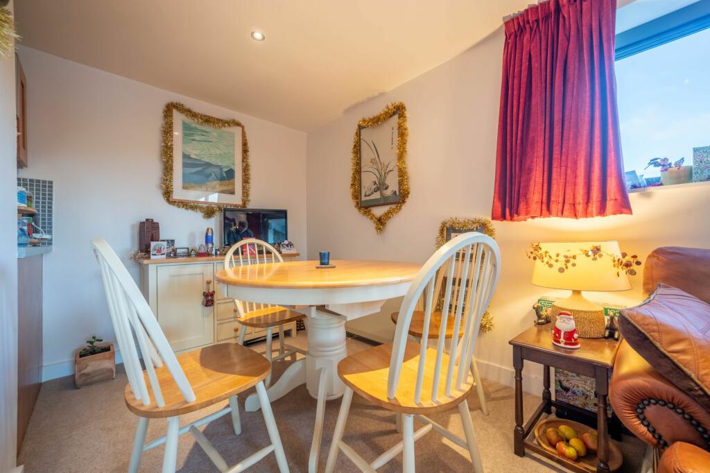 OPEN PLAN LIVING AREA