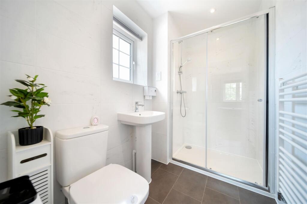 27 Thistledown Cresc-30.jpg