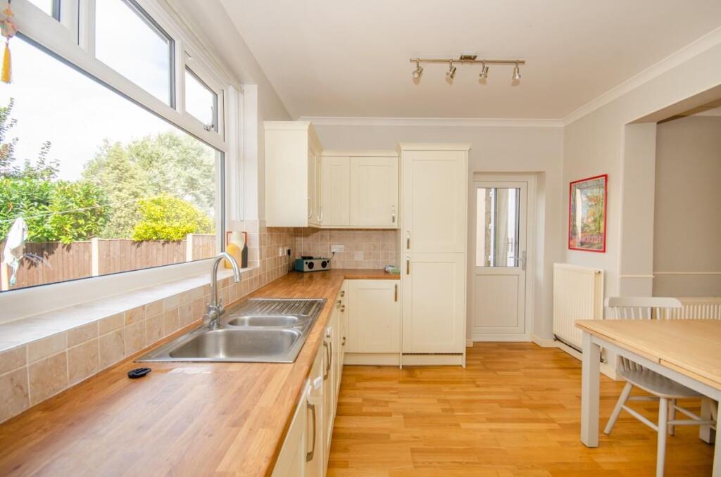 Kitchen pic 3.jpg