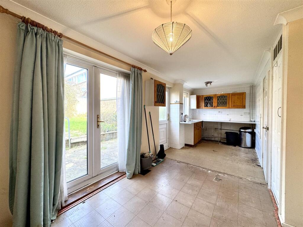 OPEN PLAN KITCHEN/DINING ROOM