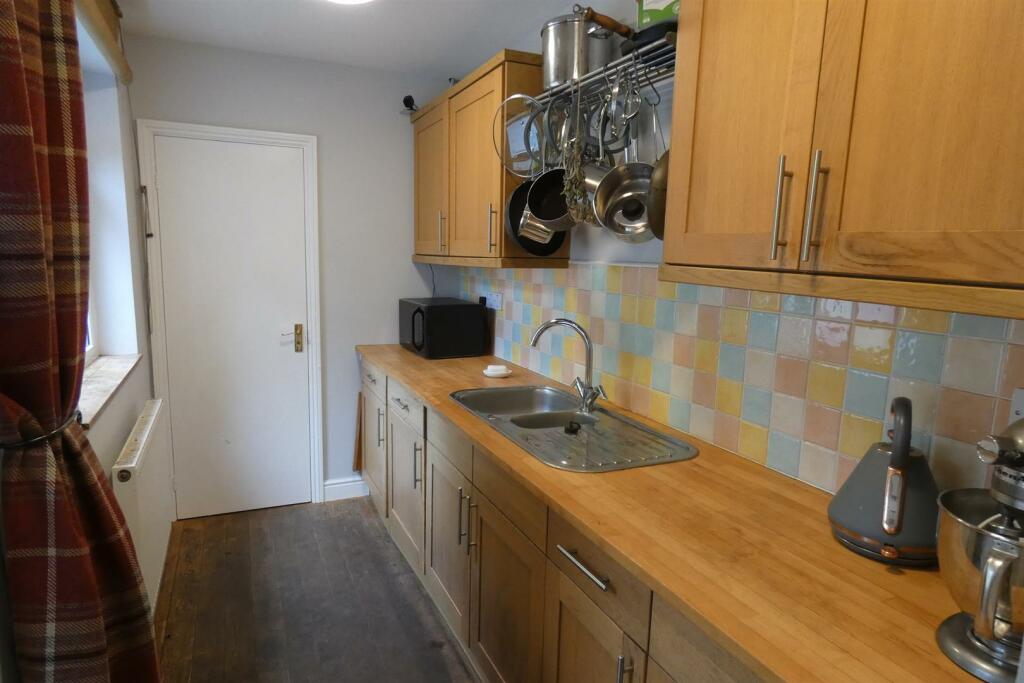 KITCHEN/UTILITY AREA