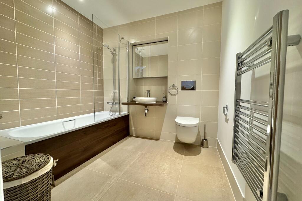 Main Bathroo