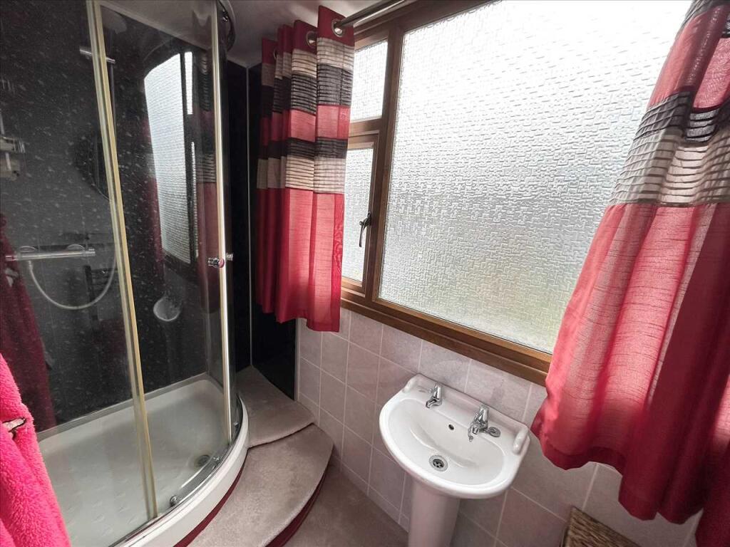 EN-SUITE SHOWER ROOM