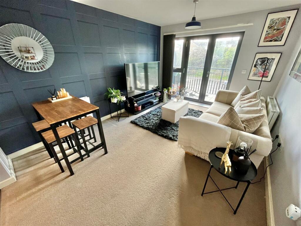 Lounge &amp; Dining Area