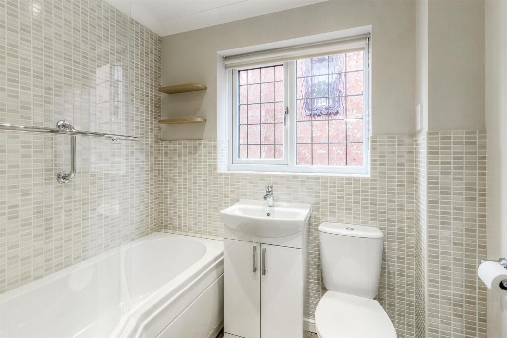 10 The Gardens bathroom
